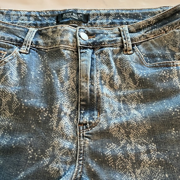 Judy Blue Cut Off High Rise Shorts Size 1XL - Picture 15 of 16